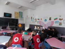 НОВИТЕ ДОБРОВОЛЦИ В БМЧК КЛУБ ЛЕТНИЦА ПРЕМИНАХА ОБУЧЕНИЕ ОТ ПО ПЪРВА ДОЛЕКАРСКА ПОМОЩ И ВЪВЕДЕНИЕ В ХУМАНИТАРНОТО ПРАВО 