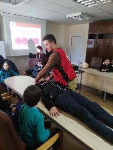 ДЕЦАТА ОТ ДЕТСКО ПОЛИЦЕЙСКО УПРАВЛЕНИЕ ОТ ОУ „ХРИСТО НИКИФОРОВ” ПРЕМИНАХА ОБУЧЕНИЕ ПО ПЪРВА ДОЛЕКАРСКА ПОМОЩ